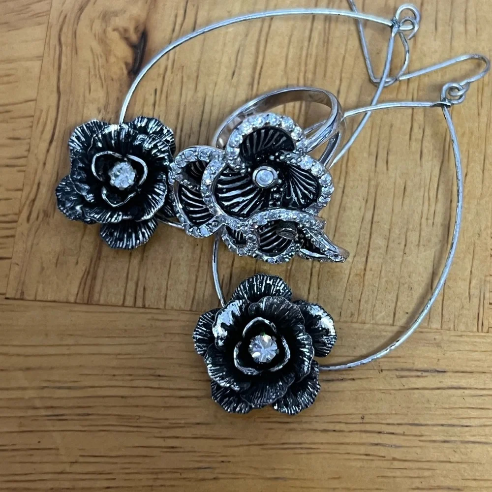 Elegant Silver Floral Jewelry by “Tocara” Stainless Steel earrings & Ring Set - Picture 5 of 6